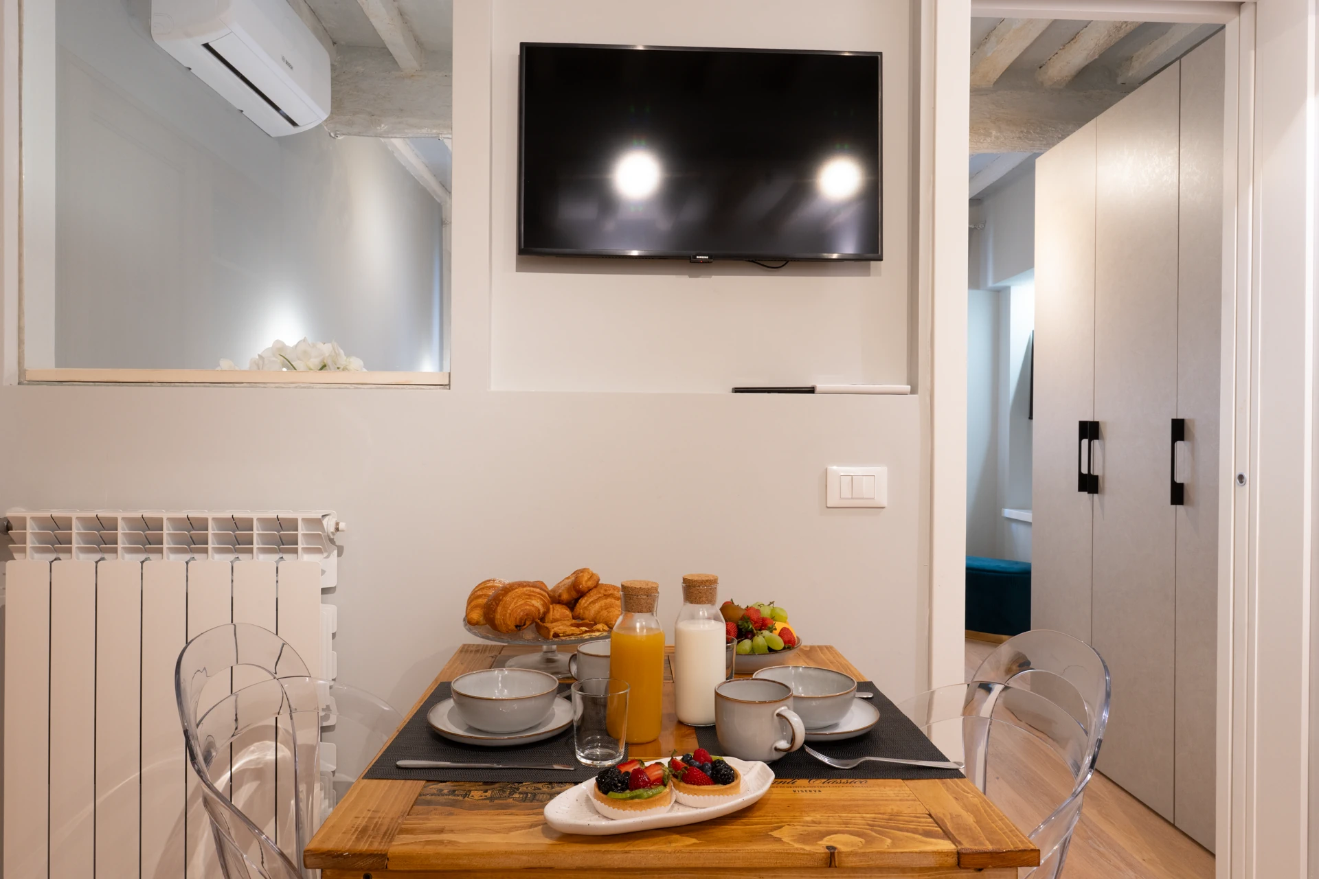Atelier, tavolo colazione e dettagli di ospitalità