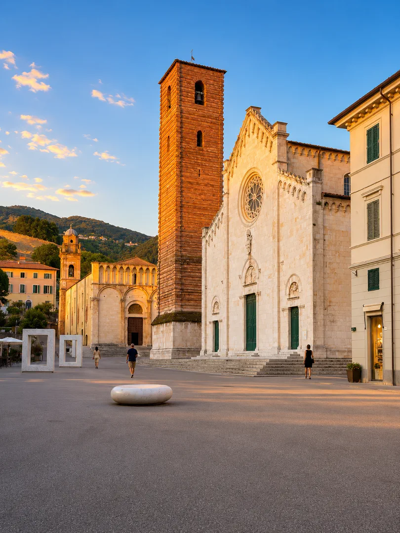 Centro storico di Pietrasanta tra arte e vita di piazza